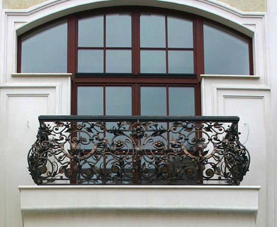 Bogato zdobiona balustrada balkonowa bwz32