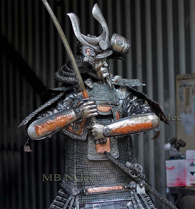 Figury z metalu - samuraj wykuty ze stali - rzeźby stalowe Dębica