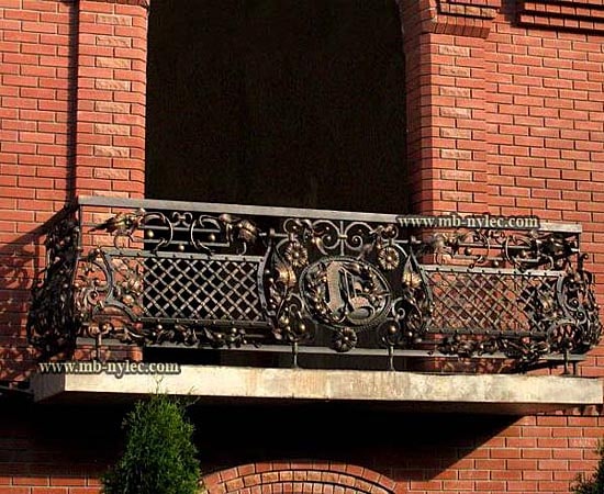 bogato zdobiona masywna balustrada kowalska