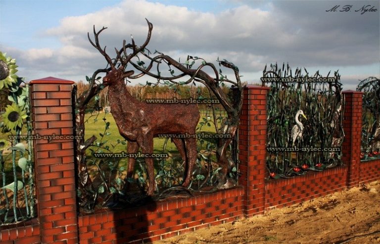 ogrodzenie kute z jeleniem - rzeźby ze stali