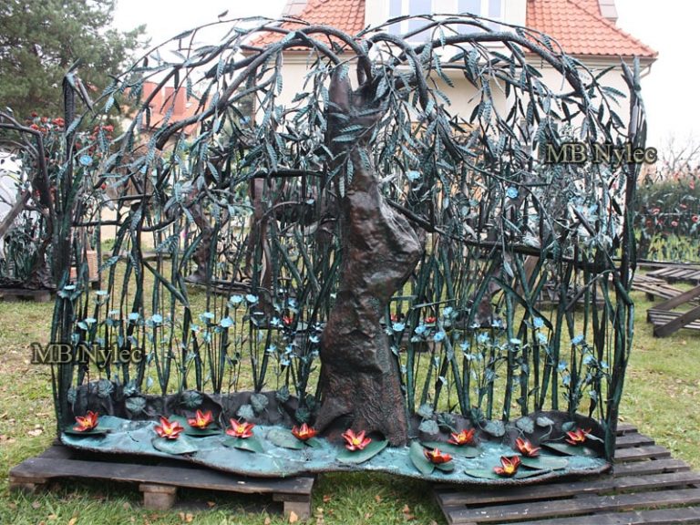 kute ogrodzenia z drzewami kowalstwo artystyczne