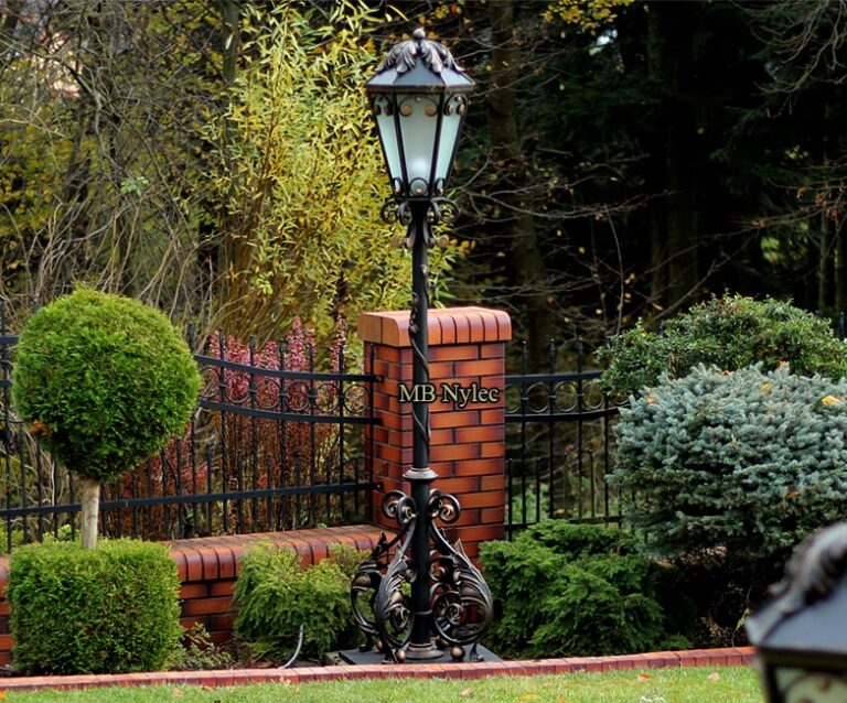 Tradycyjna lampa ogrodowa