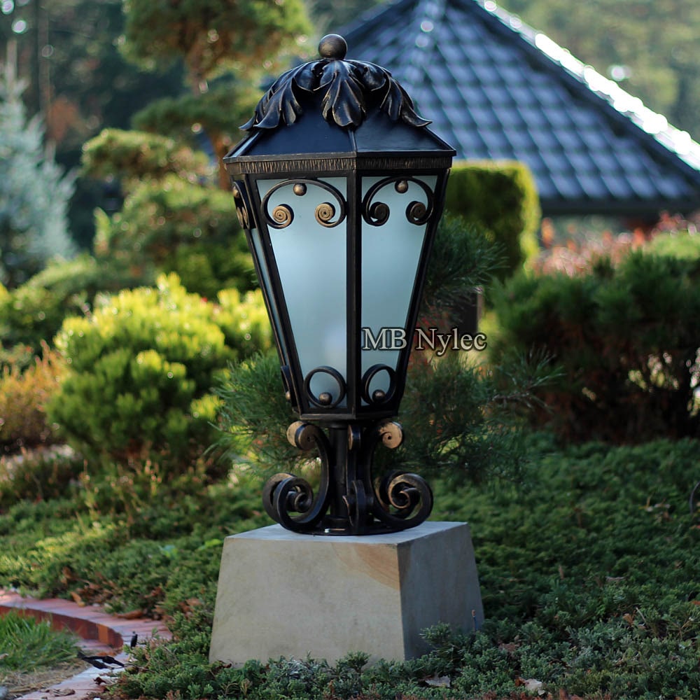 Wyjątkowa lampa kuta do ogrodu glamour