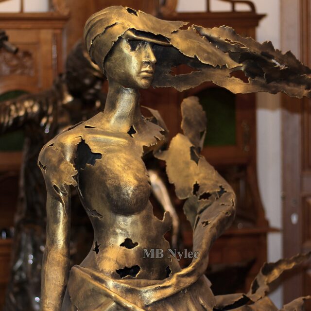 Kobieta - figura ze stali
