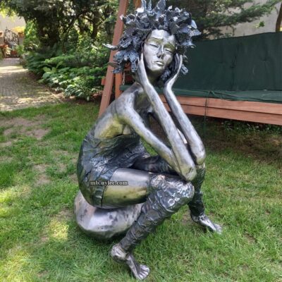 Stalowa rzeźba ogrodowa - zamyślona kobieta