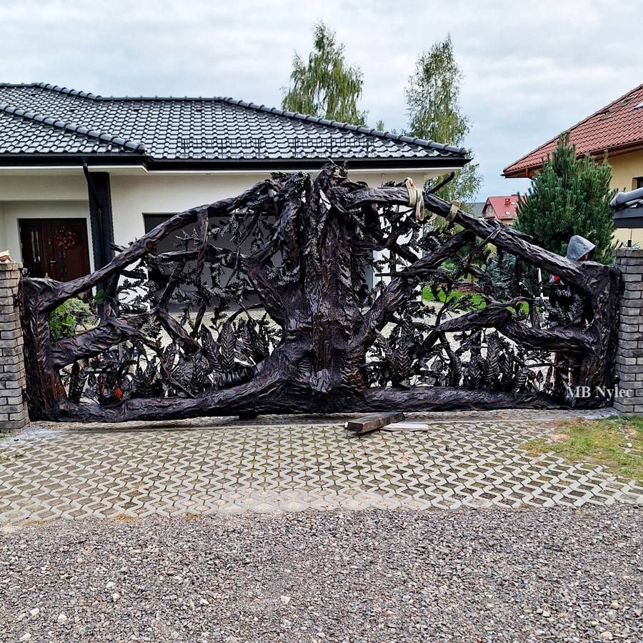 Brama metalowa - rzeźba drzewa