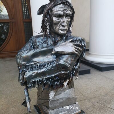 Indianin z tomahawkiem rzeźba z metalu
