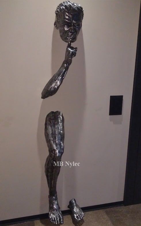 Człowiek nakazujący ciszę rzeźba metalowa
