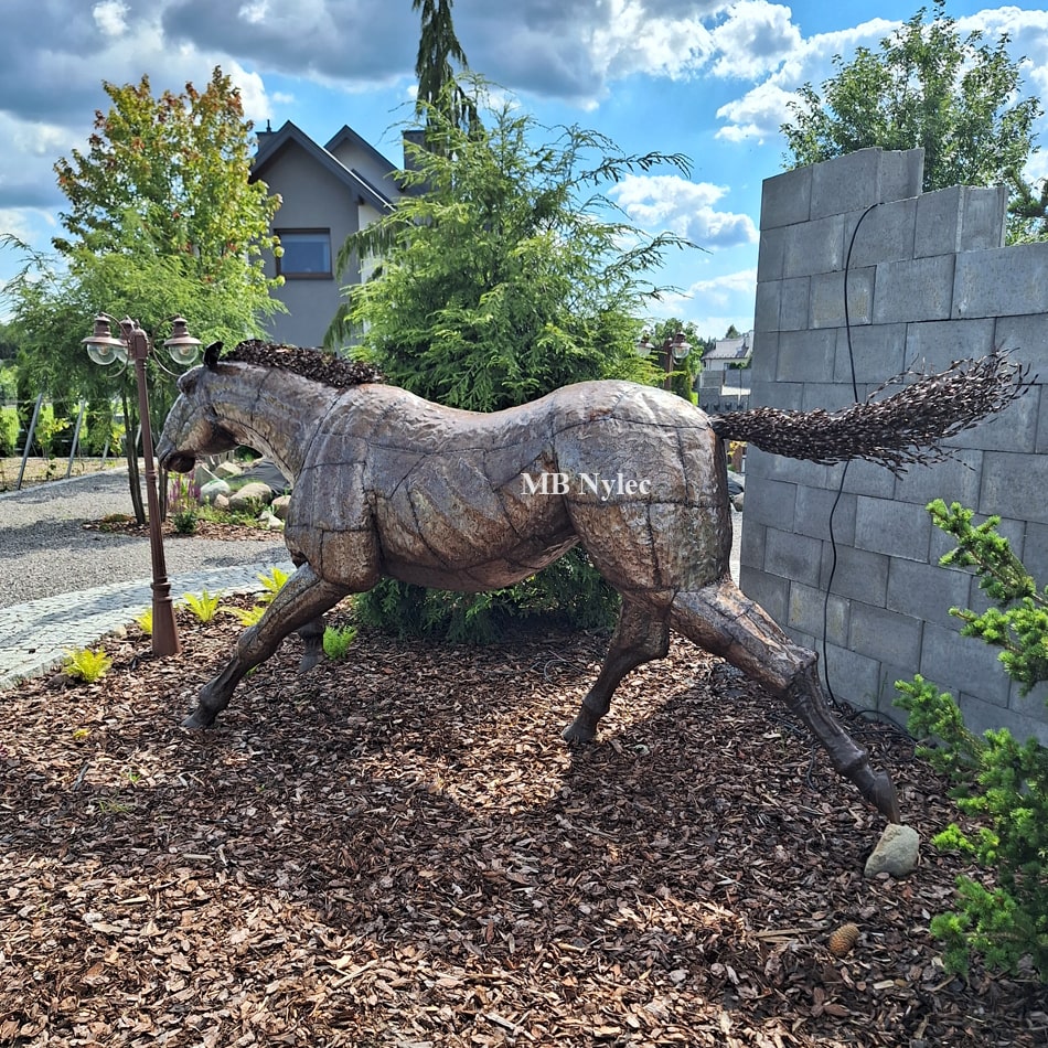 Koń galopujący rzeźba z metalu